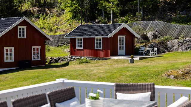 Annekset har en egen terrasse og ligger usjenert til på tomten.