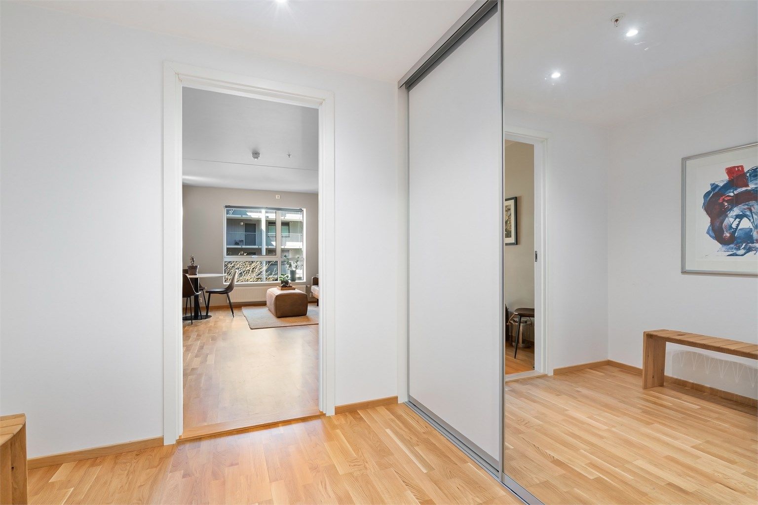 Velkommen inn. Entréen åpner opp mot stuen og gir et lyst og innbydende førsteinntrykk.