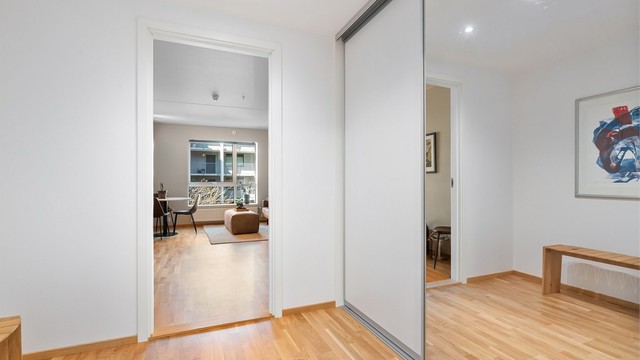 Velkommen inn. Entréen åpner opp mot stuen og gir et lyst og innbydende førsteinntrykk.