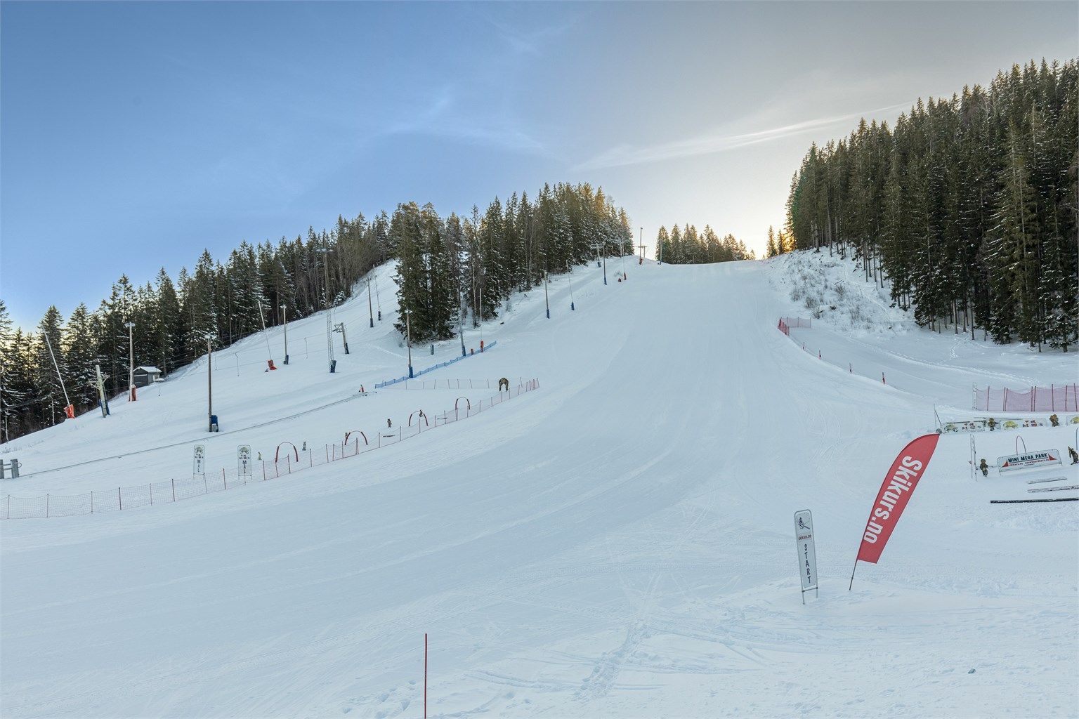 Rett opp i skogen ved Trollvann finner du også Oslo skisenter med fire heiser