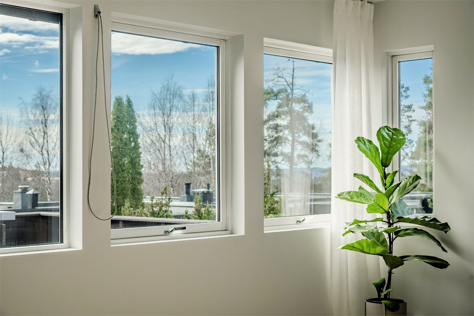 Vinduene i stuen er fra 2014 og slipper inn godt med dagslys.