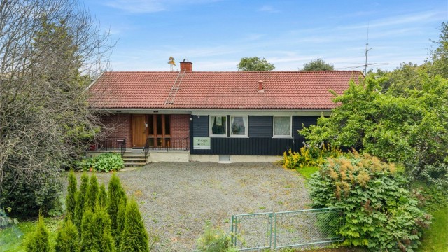 Boligen er oppført i 1968 og ligger skjermet til på en pent opparbeidet tomt med plenarealer, terrasse, biloppstillingsplass og variert beplantning. Her får du godt med plass både ute og inne.