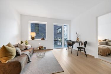 Velkommen til en moderne og arealeffektiv leilighet i 2. etasje med åpen kjøkken/stue løsning, balkong og 1 soverom. 