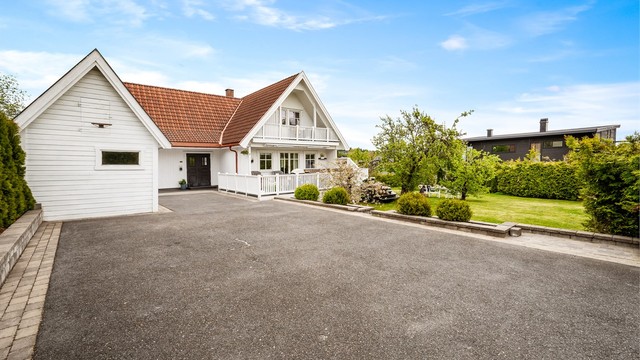Eiendommen har en frittstående dobbelgarasje fra 2013 på 41 kvm. I tillegg er det gruslagt parkeringsområde foran garasjen og asfaltert gårdsplass ved boligens inngangsparti.