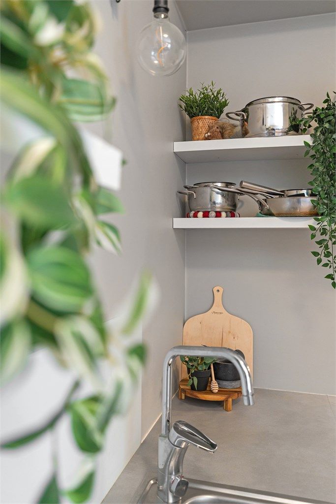 Det er også praktiske hyller som passer ypperlig til ekstra oppbevaring eller til pynt. 