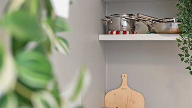 Det er også praktiske hyller som passer ypperlig til ekstra oppbevaring eller til pynt.