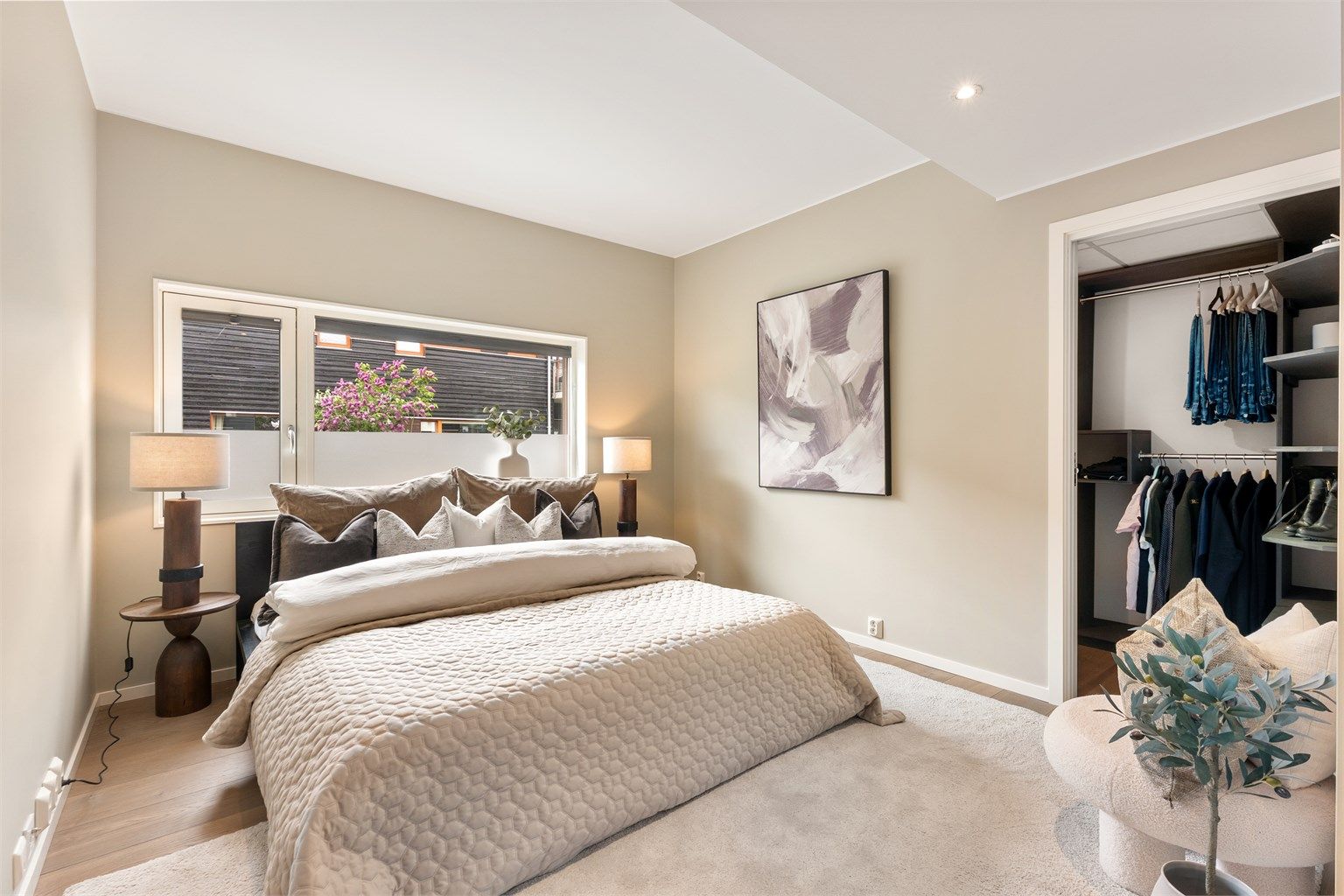 Hovedsoverom med walk-in-closet og eget baderom