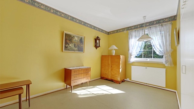Soverom med radiator tilknyttet vannbåren varme og plass til garderobeløsning.
