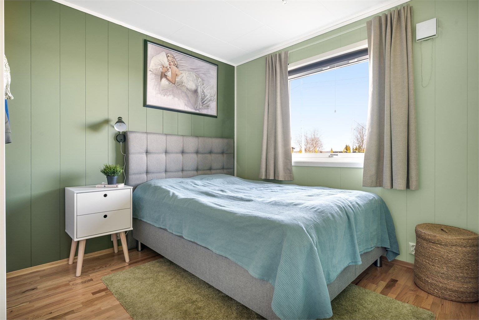 Soverommet har plass til dobbeltseng og nattbord.