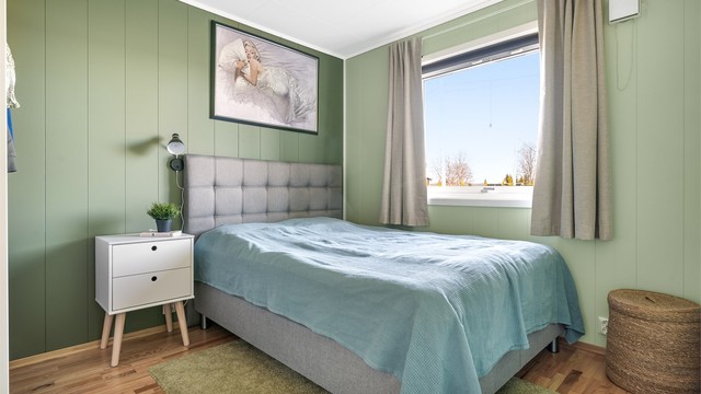 Soverommet har plass til dobbeltseng og nattbord.