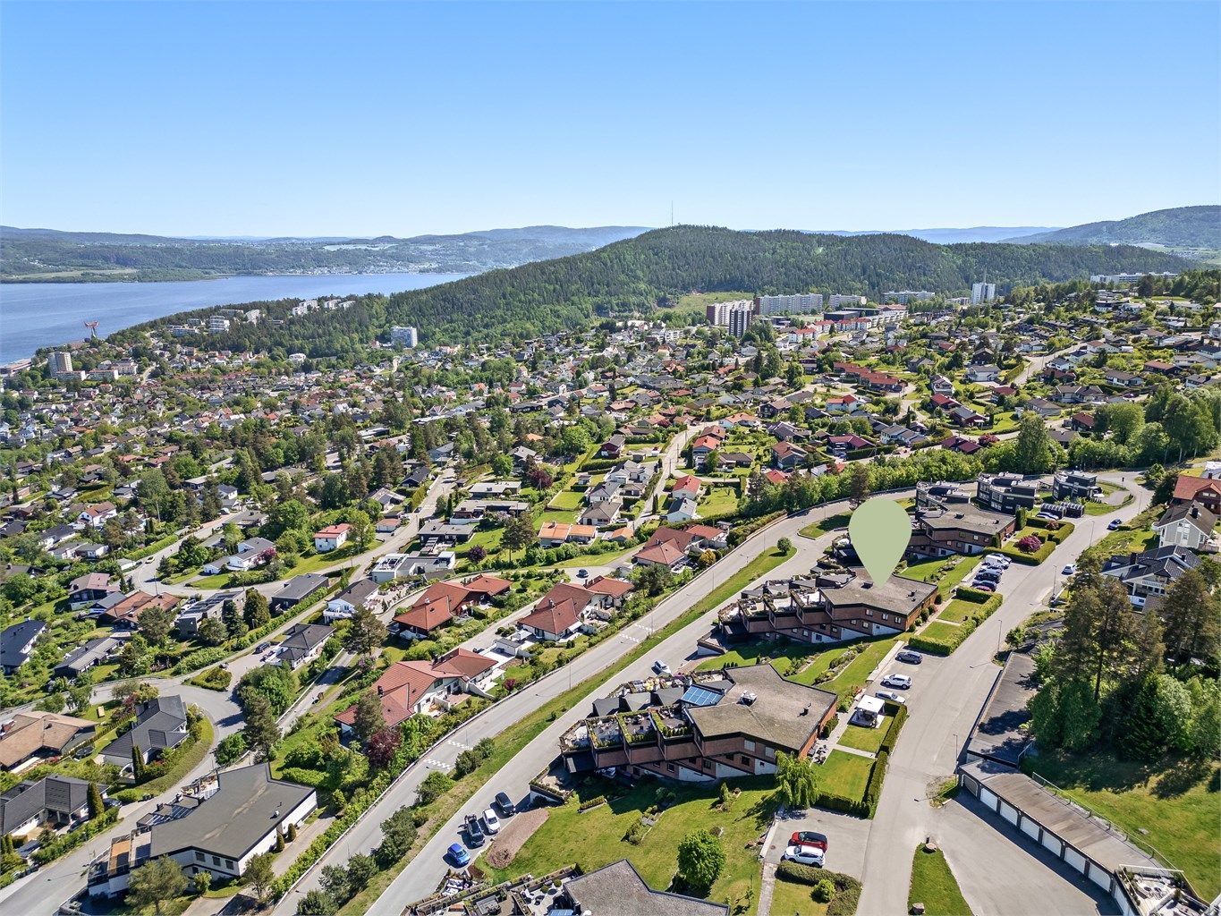 Det er flotte markaområder med lysløype samt et mangfold av turmuligheter og maskinpreparerte skiløyper på vinterstid.