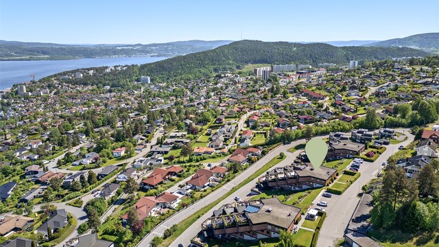 Det er flotte markaområder med lysløype samt et mangfold av turmuligheter og maskinpreparerte skiløyper på vinterstid.