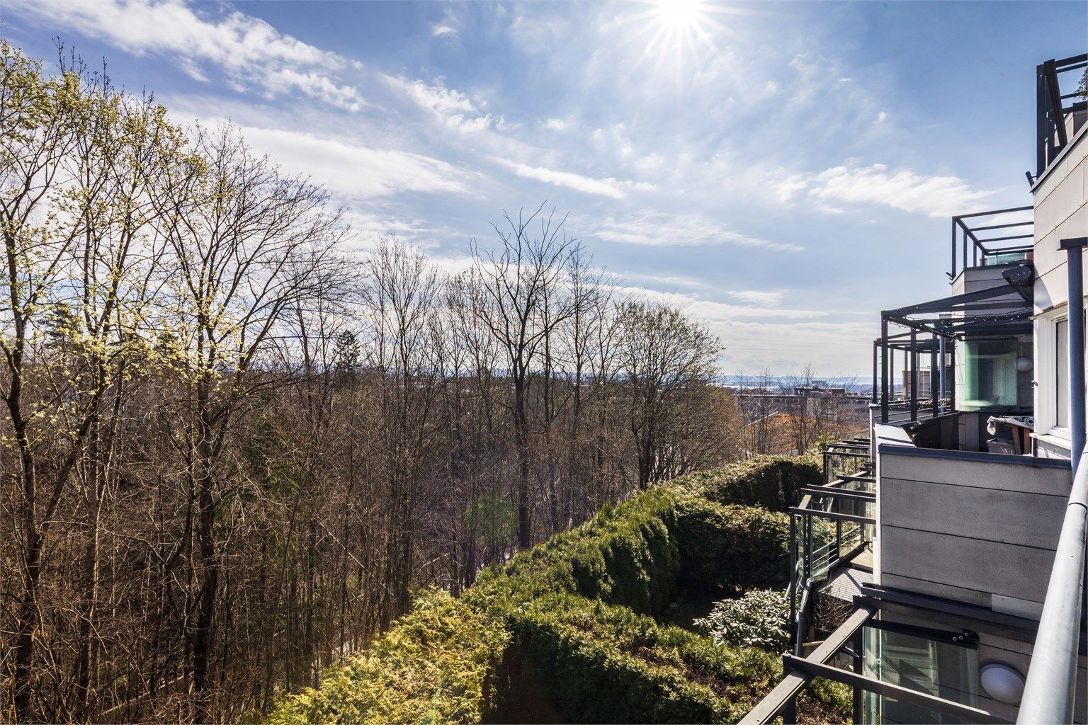 Uhindret utsikt fra balkongen. Her sitter man usjenert og uten gjenboere.