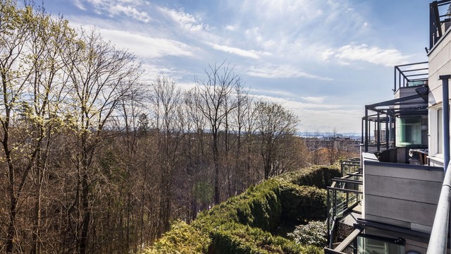 Uhindret utsikt fra balkongen. Her sitter man usjenert og uten gjenboere.