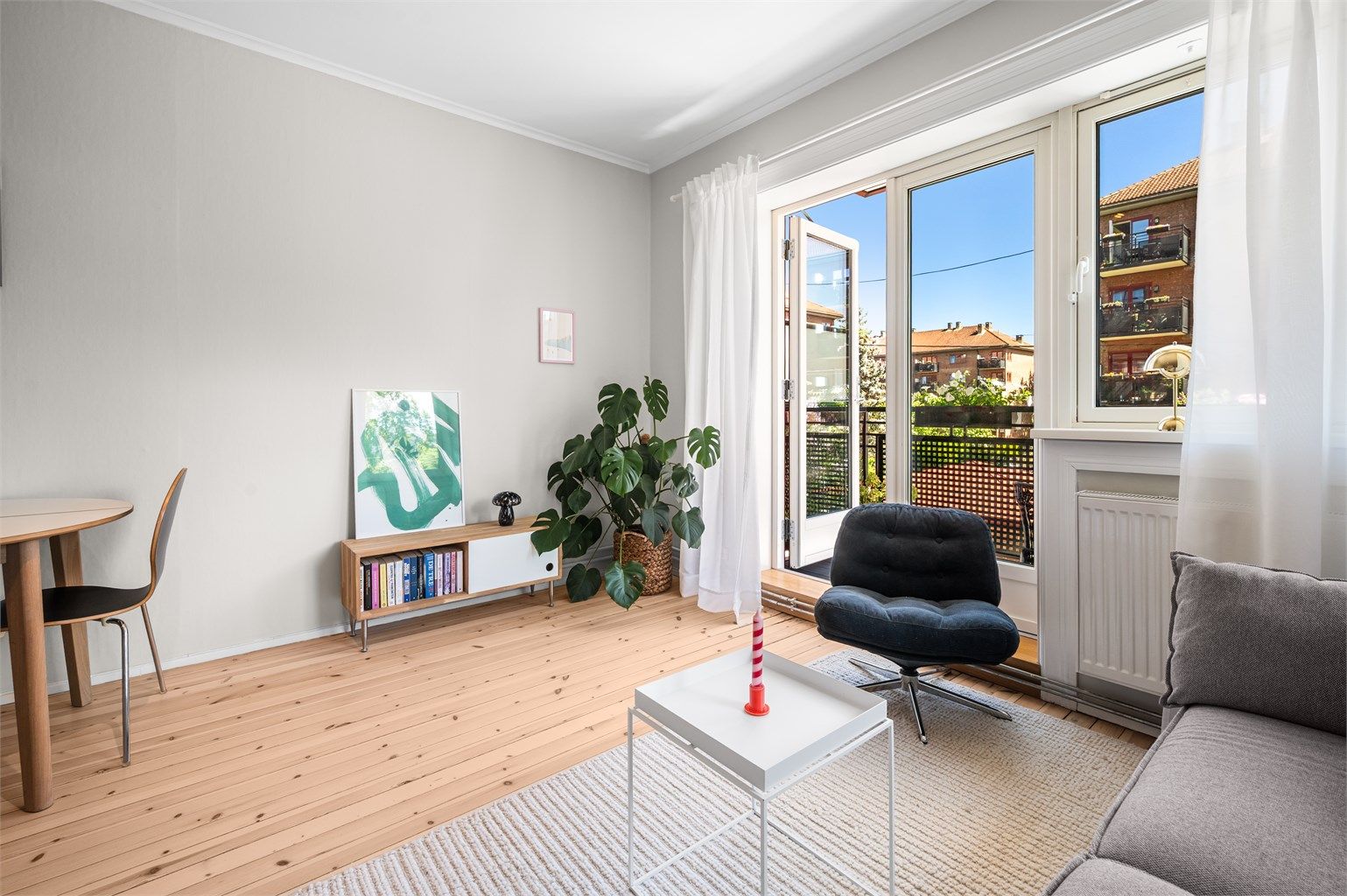 Den åpne løsningen gir god plass til både spisebord og en hyggelig sofakrok.