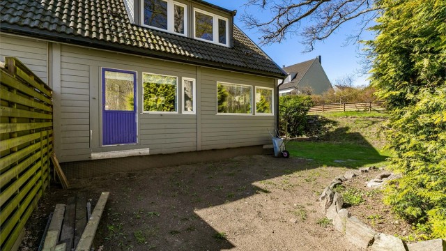 I bakhagen var det tidligere en stor platting, noe det fortsatt er mulighet for. Denne siden vender mot skogholtet og oppleves som tilbaketrukket, skjermet og privat.