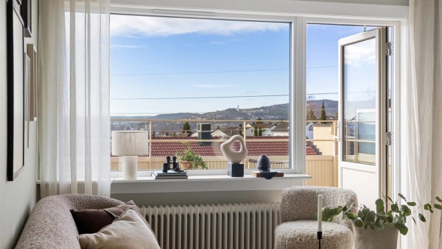 I og med at leiligheten ligger i byggets fjerde og øverste etasje er det ingen direkte innsyn til leiligheten