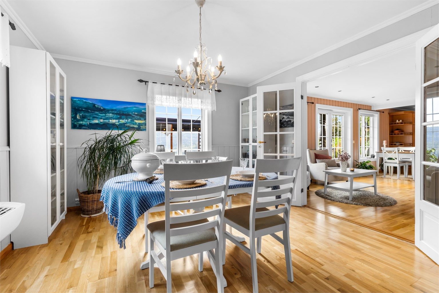 Spisestuen har god plass til langbord for sosiale sammenkomster.