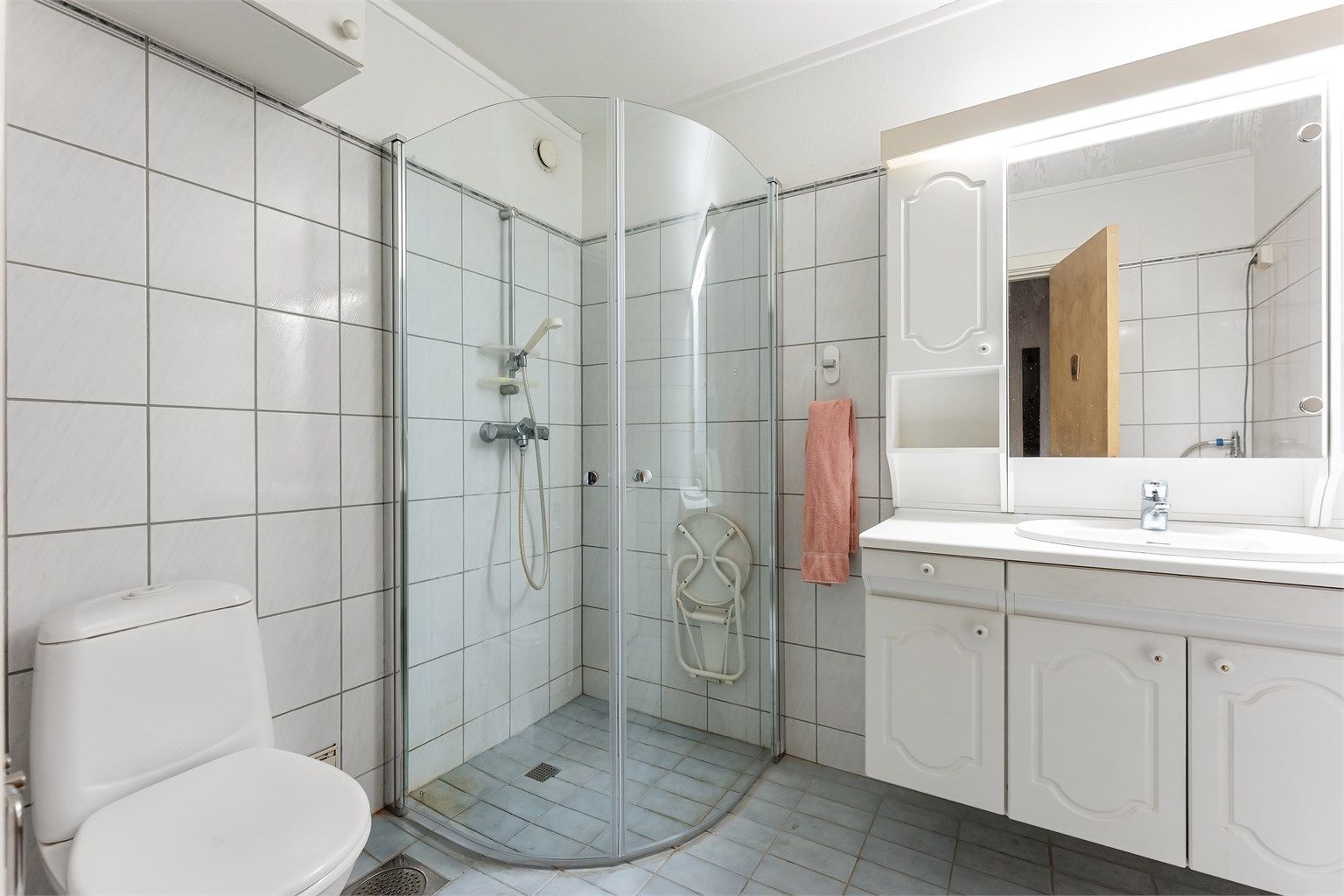Det er opplegg for vaskemaskin på badet.