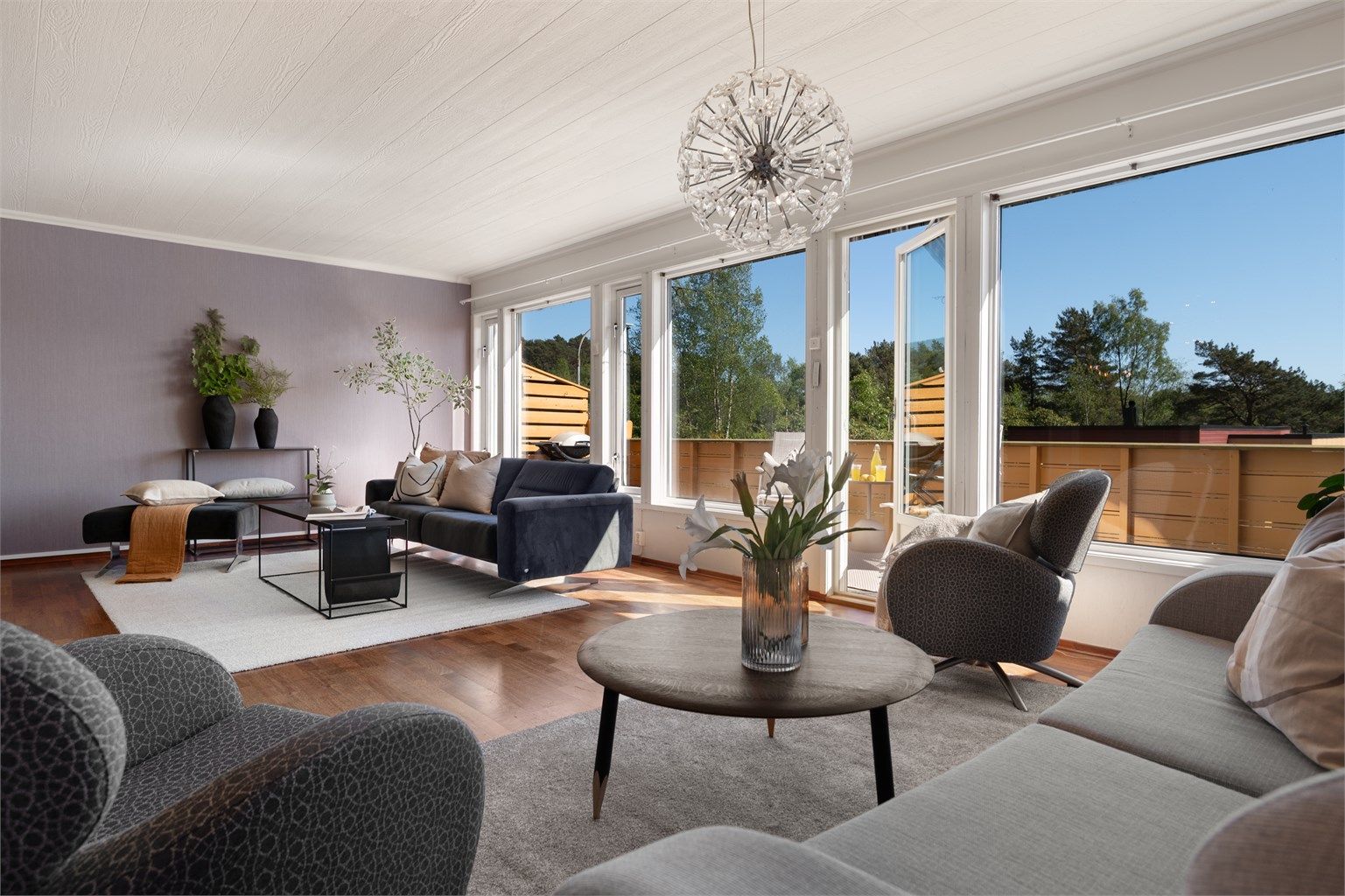 Generøse vindusflater og god takhøyde som sørger for en åpen og luftig romfølelse