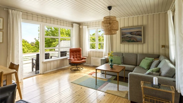 Stuen er romslig, lys og lett å møblere.