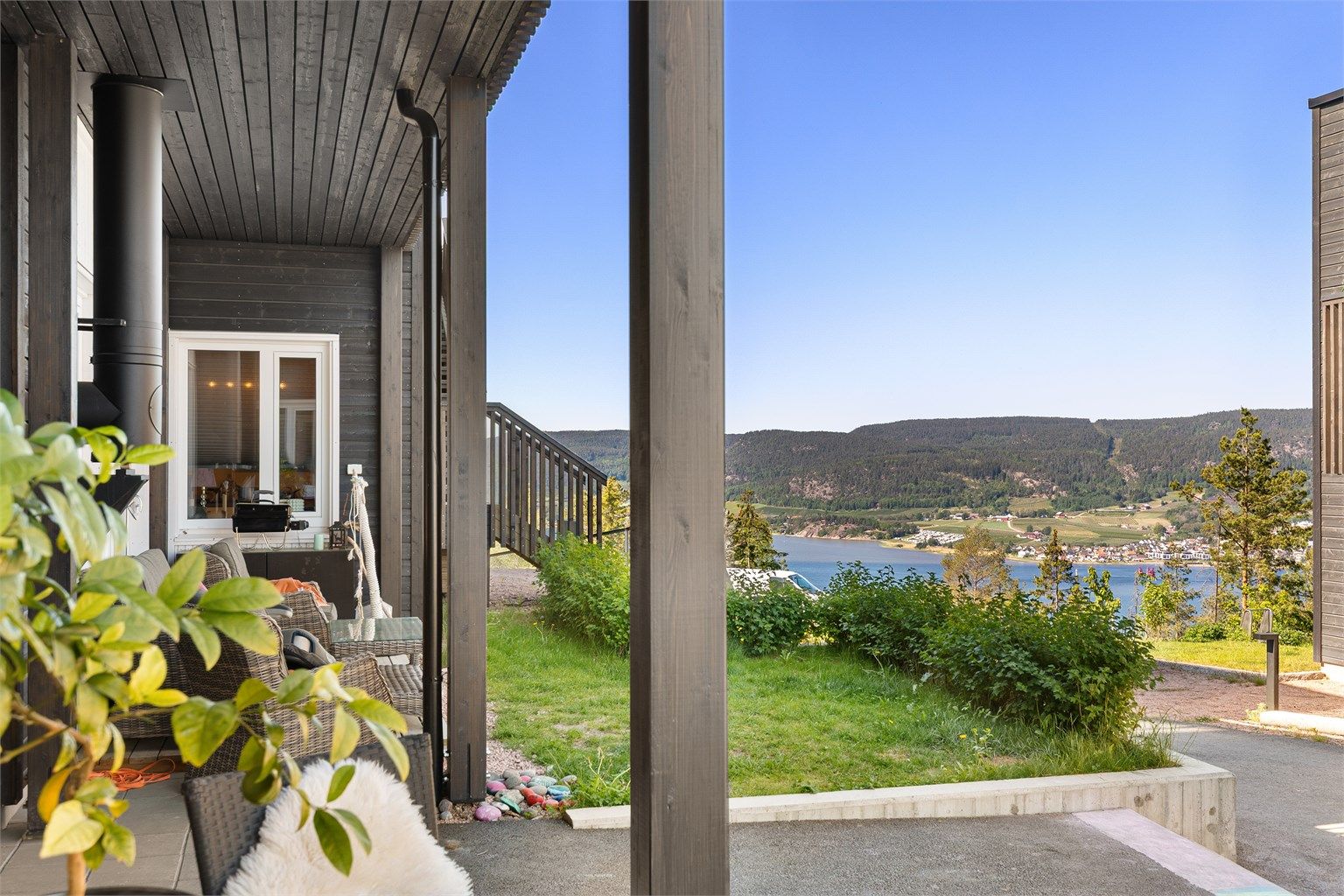 Nydelig fjordutsikt på uteplassen