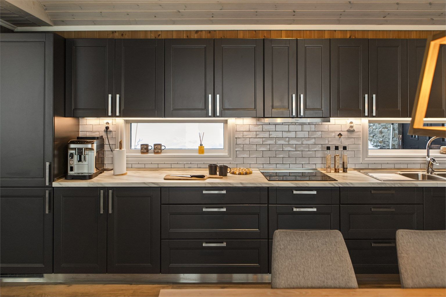 Sosialt og innbydende kjøkken med god plass til besøkende, familie og hyttas kokk!