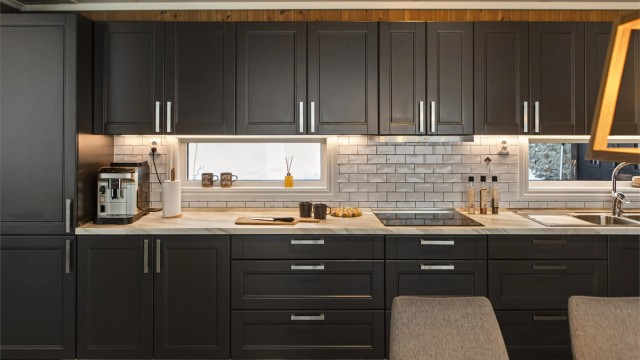 Sosialt og innbydende kjøkken med god plass til besøkende, familie og hyttas kokk!