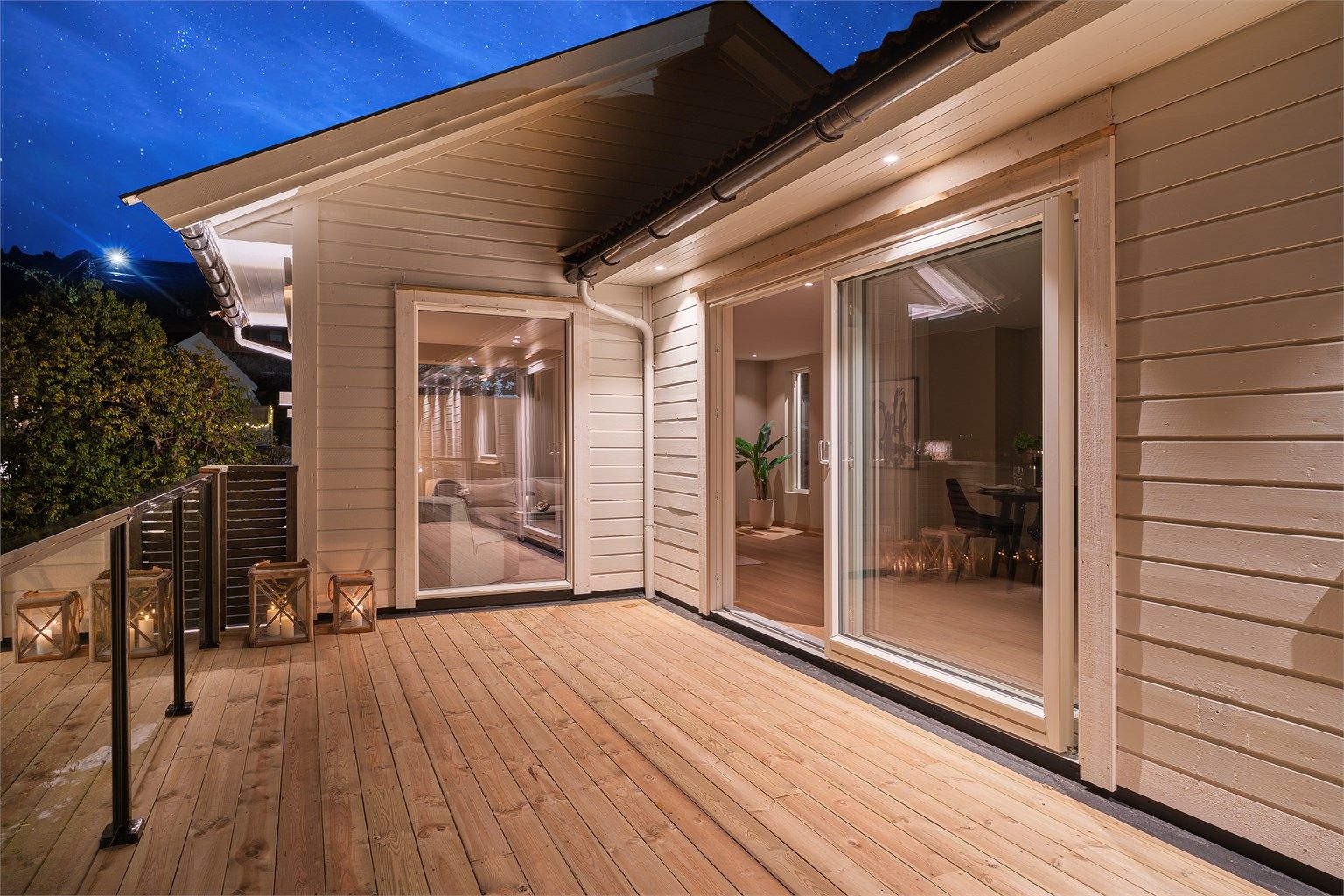 Fra stuen/kjøkkenet kommer du direkte ut på terrassen