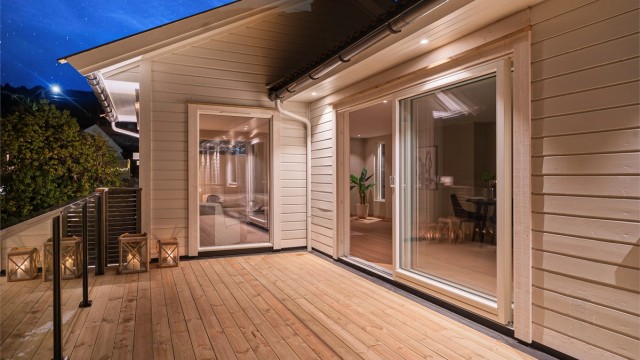 Fra stuen/kjøkkenet kommer du direkte ut på terrassen