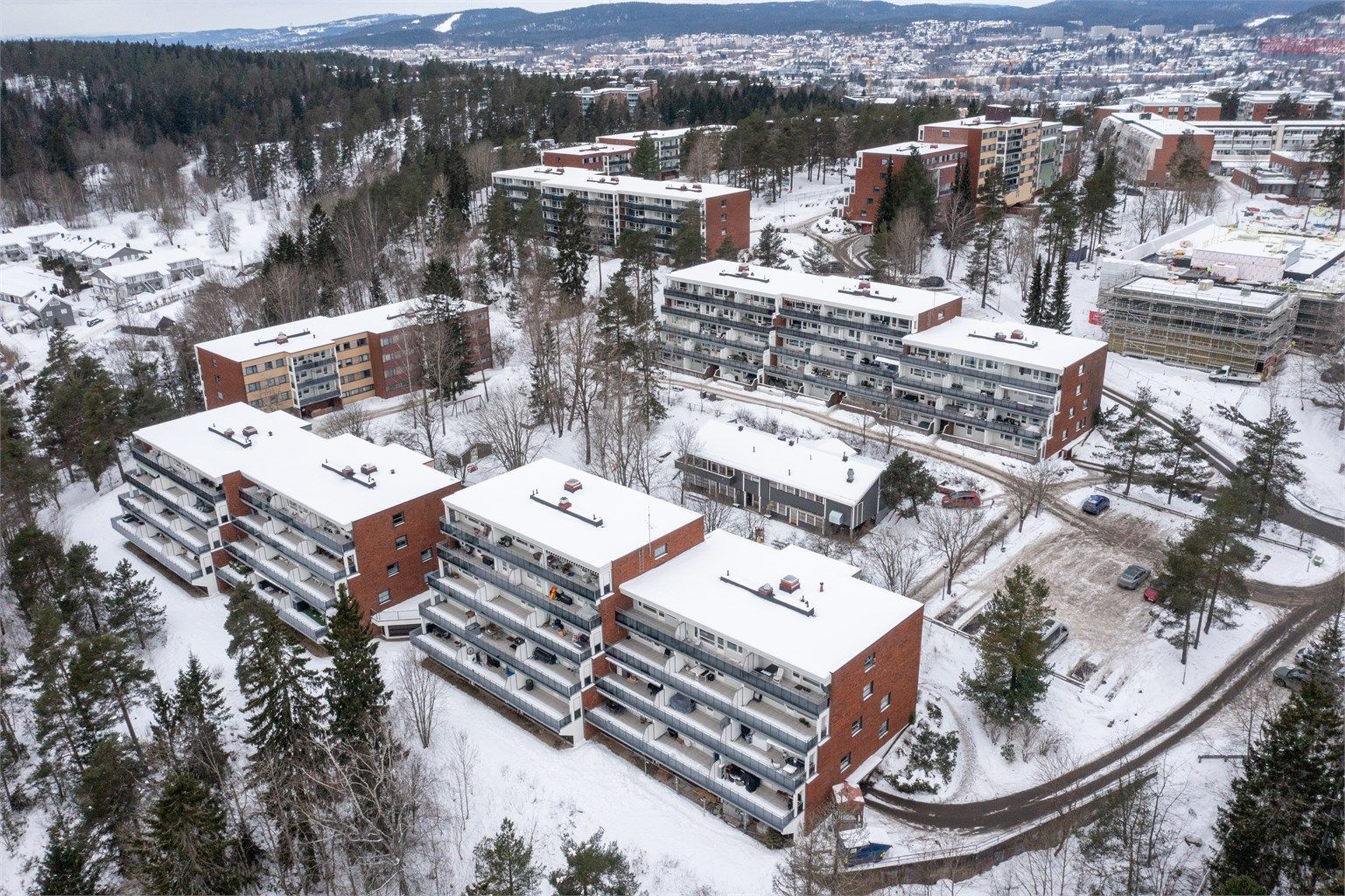 Ellingsrud Boligsameie er omgitt av store, åpne grøntområder med bilfrie soner og pent opparbeidede fellesarealer rett utenfor døren. Området fremstår oversiktlig og trivelig, med et godt naboskap og en rolig atmosfære.
