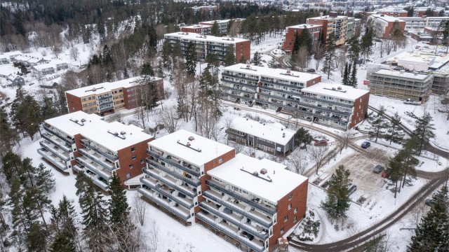 Ellingsrud Boligsameie er omgitt av store, åpne grøntområder med bilfrie soner og pent opparbeidede fellesarealer rett utenfor døren. Området fremstår oversiktlig og trivelig, med et godt naboskap og en rolig atmosfære.