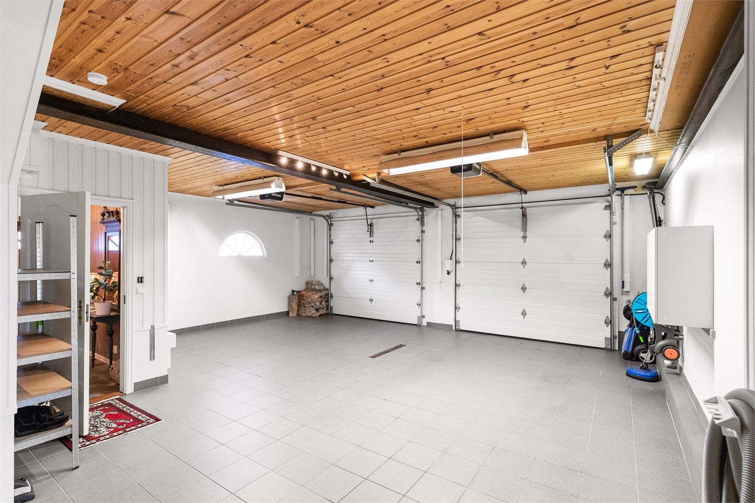 Det er også montert el-billader i garasjen, og det er gulvvarme. Garasjen har direkte adkomst til boligen slik at en slipper å tenke på regn og snø når mat og andre dagligvarer skal bæres inn i huset.
