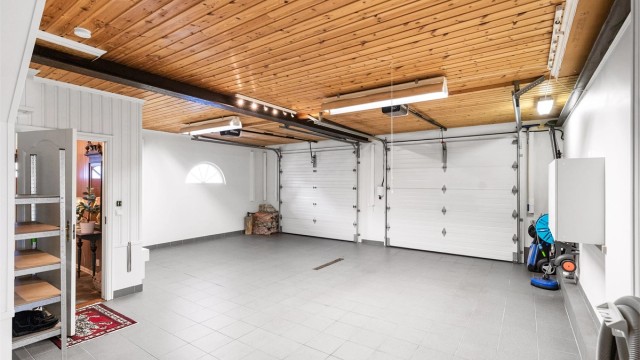 Det er også montert el-billader i garasjen, og det er gulvvarme. Garasjen har direkte adkomst til boligen slik at en slipper å tenke på regn og snø når mat og andre dagligvarer skal bæres inn i huset.