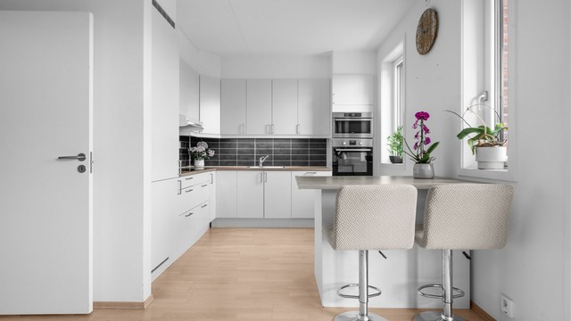 Den praktiske kjøkkenøya gir ekstra arbeids- og spiseplass. Øya ble montert i 2018.