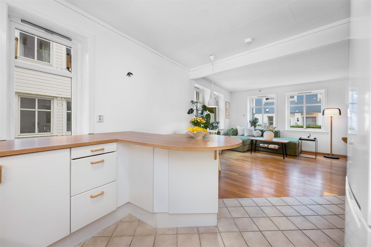 Leiligheten har god planløsning med en flott åpen stue- og kjøkkenløsning som skaper rom for sosialt samvær og moderne livsstil