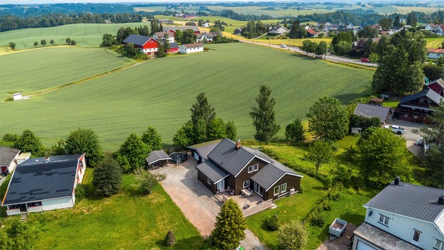 Eiendommen ligger i et etablert boligområde med landlige omgivelser.