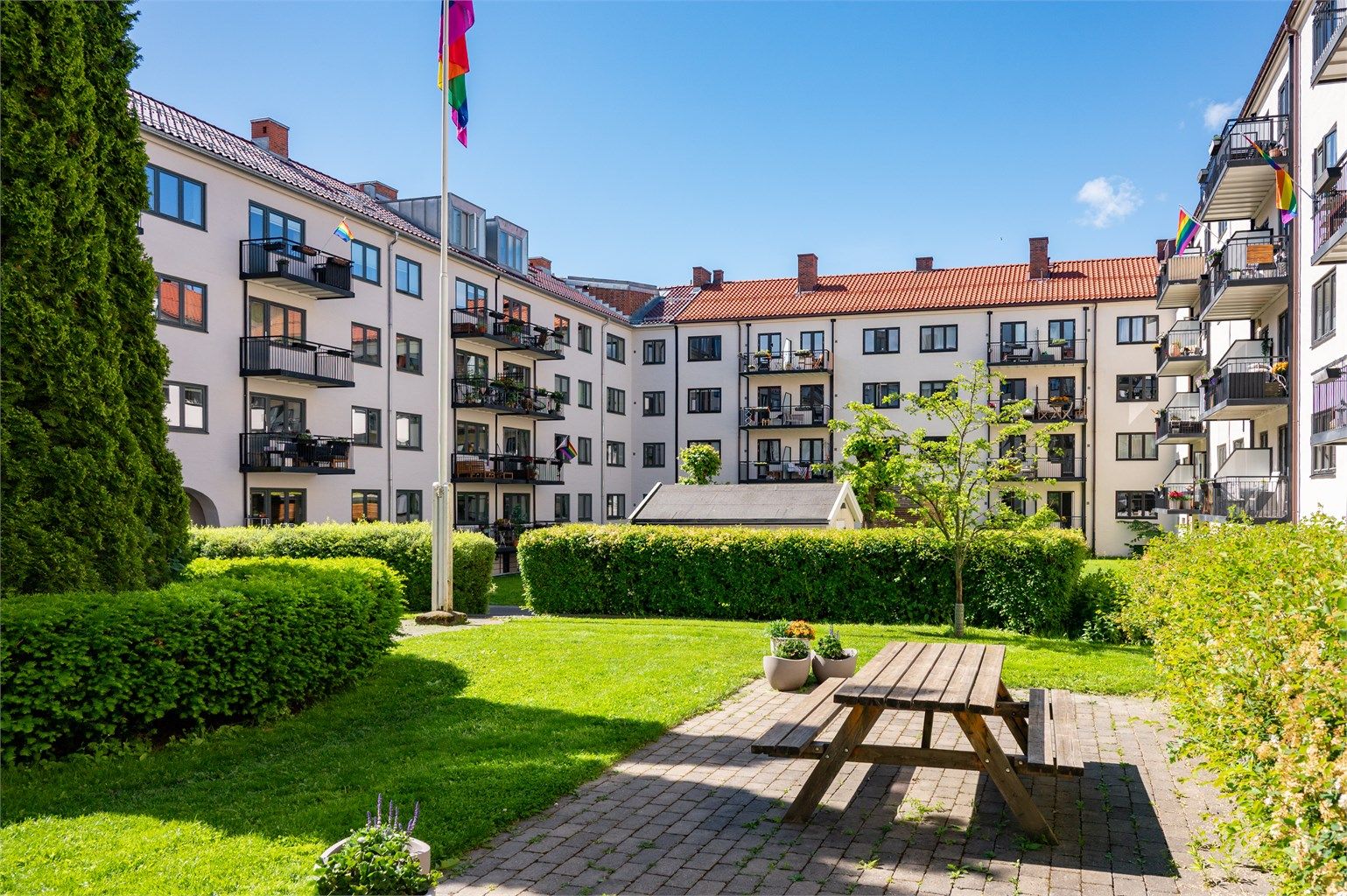 Aksjelaget har de siste årene leid inn Sofienberg skolekorps til å spille i bakgården på 17. mai med felles flaggheising.
