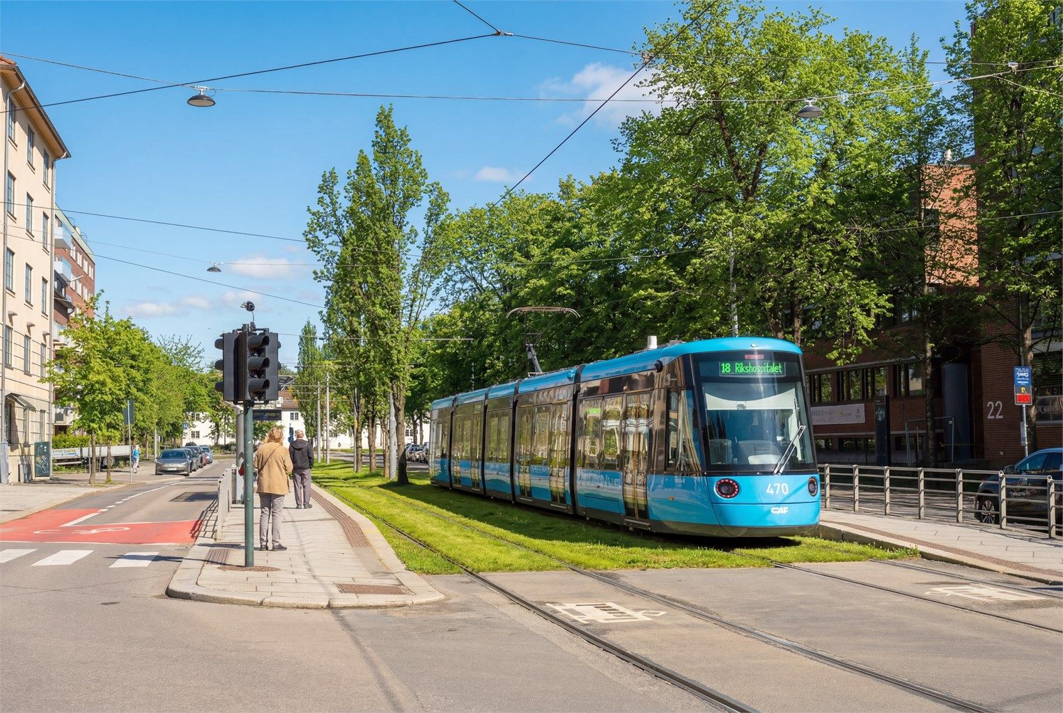  Området har meget gode kollektivforbindelser. Trikkelinje 17 og 18 går fra trikkestoppet Adamstuen, kun ett minutts gange fra leiligheten. 