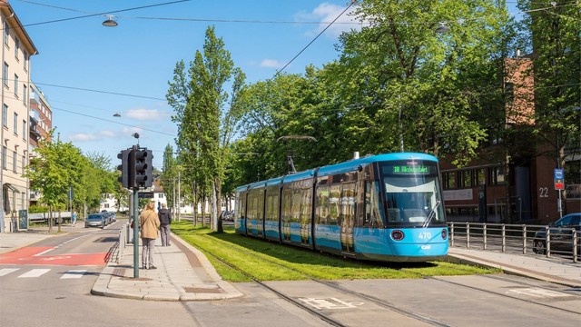 Området har meget gode kollektivforbindelser. Trikkelinje 17 og 18 går fra trikkestoppet Adamstuen, kun ett minutts gange fra leiligheten.