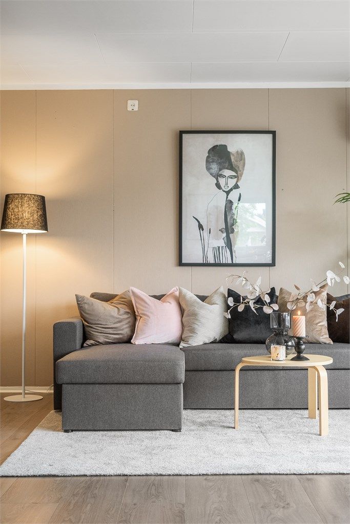 Lys og trivelig stue med store vindusflater, varmepumpe, peisovn og utgang til romslig veranda med gode solforhold.