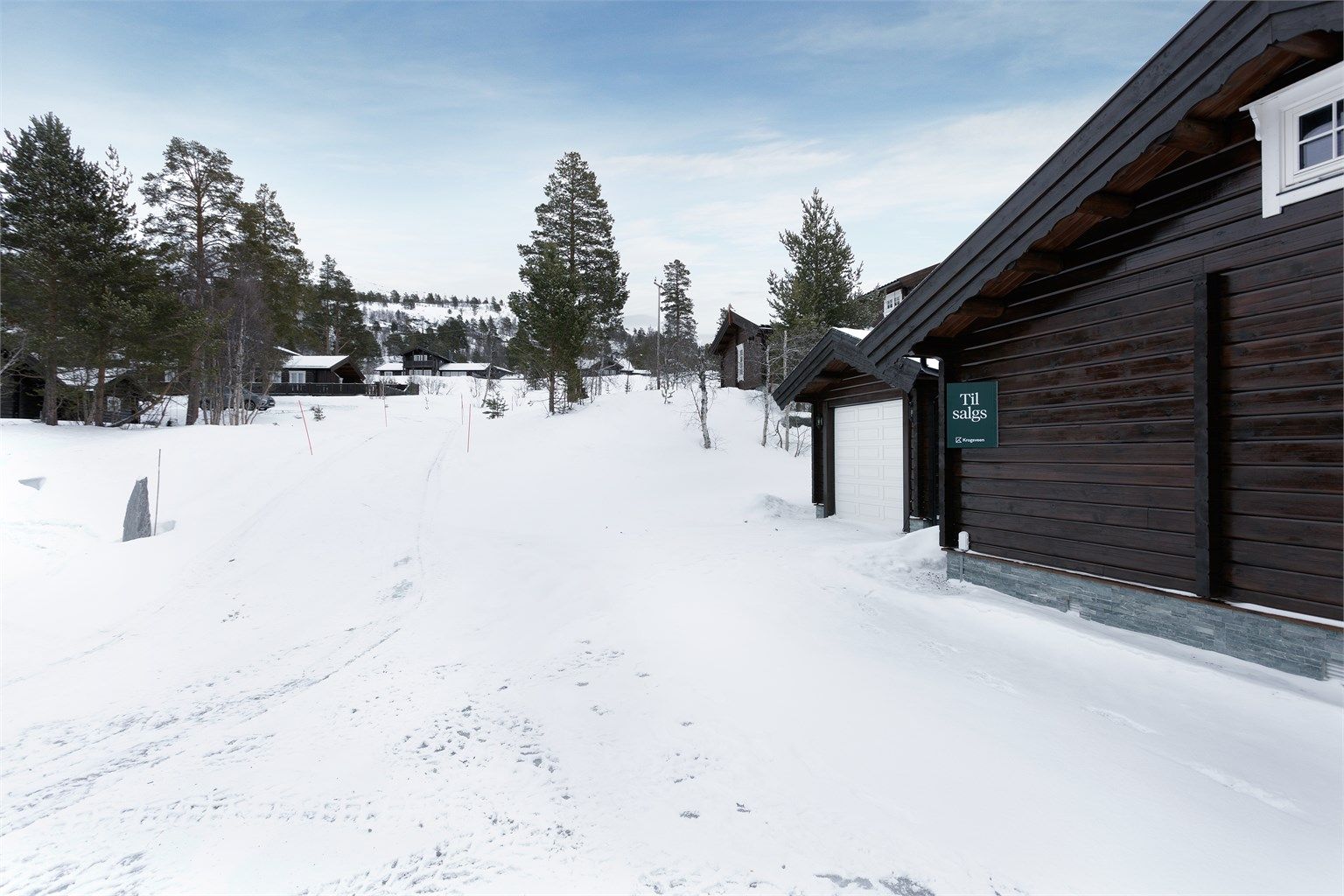 Adkomst og parkeringsareal i tilknytning til hytten