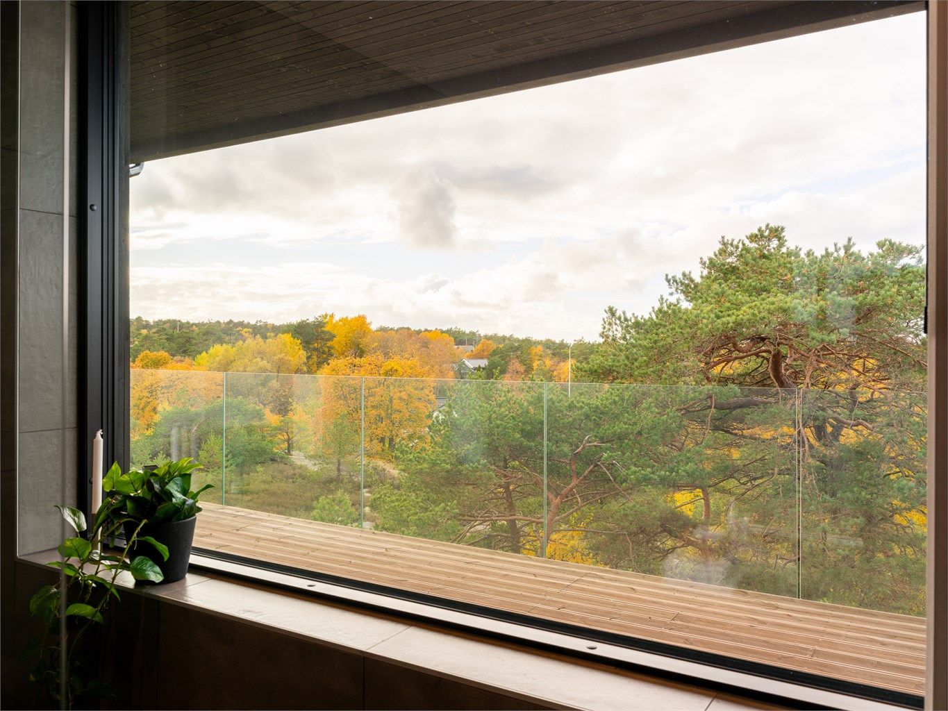 Badets panoramavindu ivaretar kontakten med naturen og er for privatlivets del utstyrt med lamellgardin.