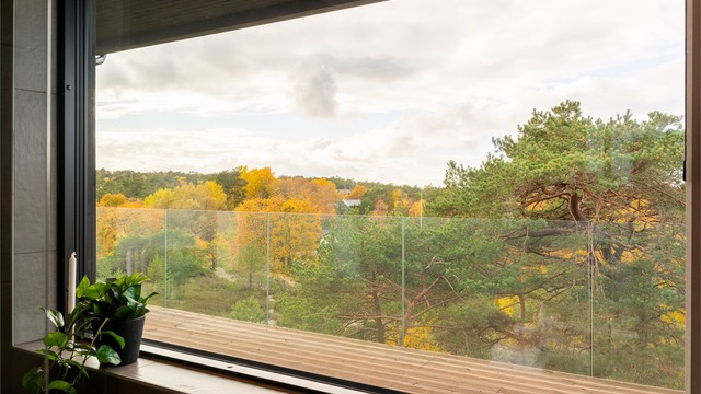 Badets panoramavindu ivaretar kontakten med naturen og er for privatlivets del utstyrt med lamellgardin.