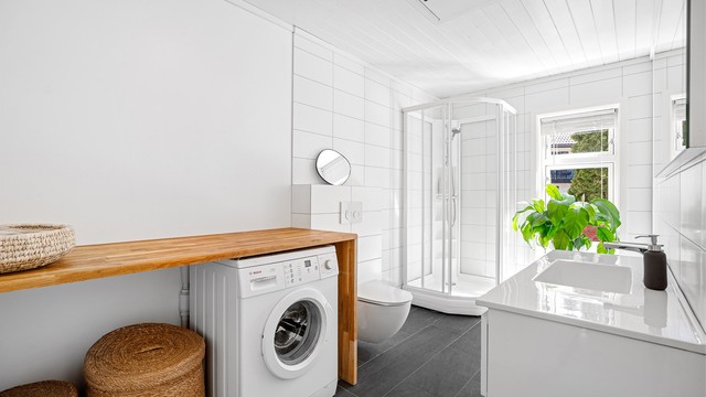 Badet er flislagt på gulv samt delvis på vegg.