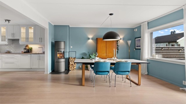 Spisestue med delvis åpen kjøkkenløsning