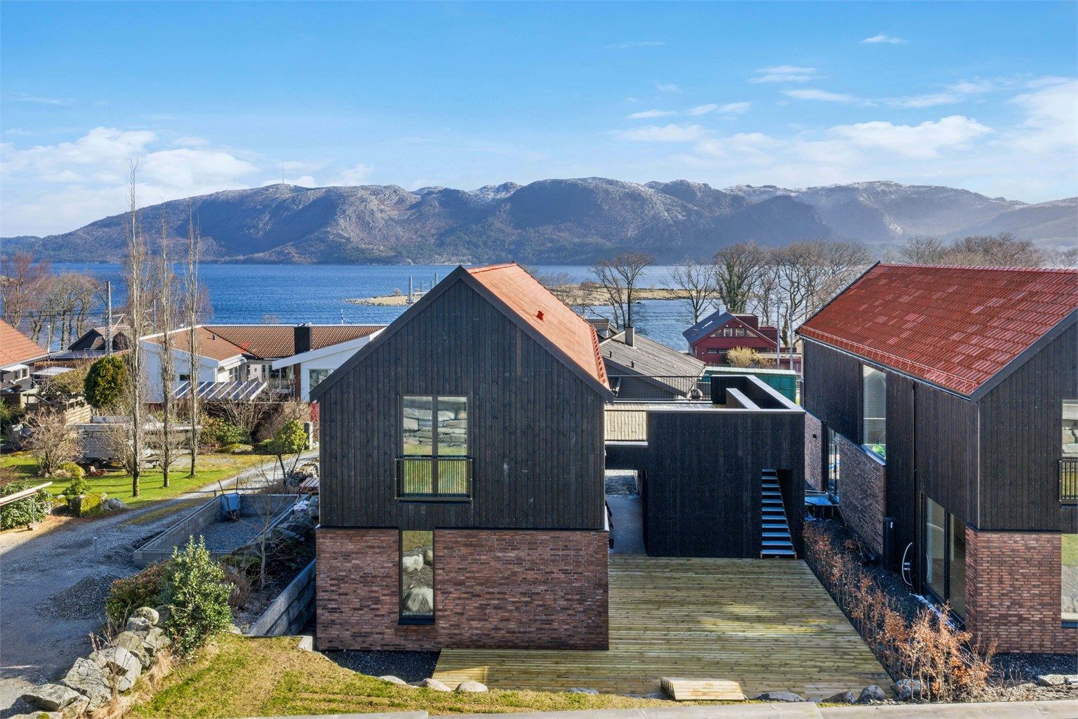 Gauselkneiken 38C.  Du kan gå helt rundt egen bolig og det er trappe adkomst opp til takterrassen.