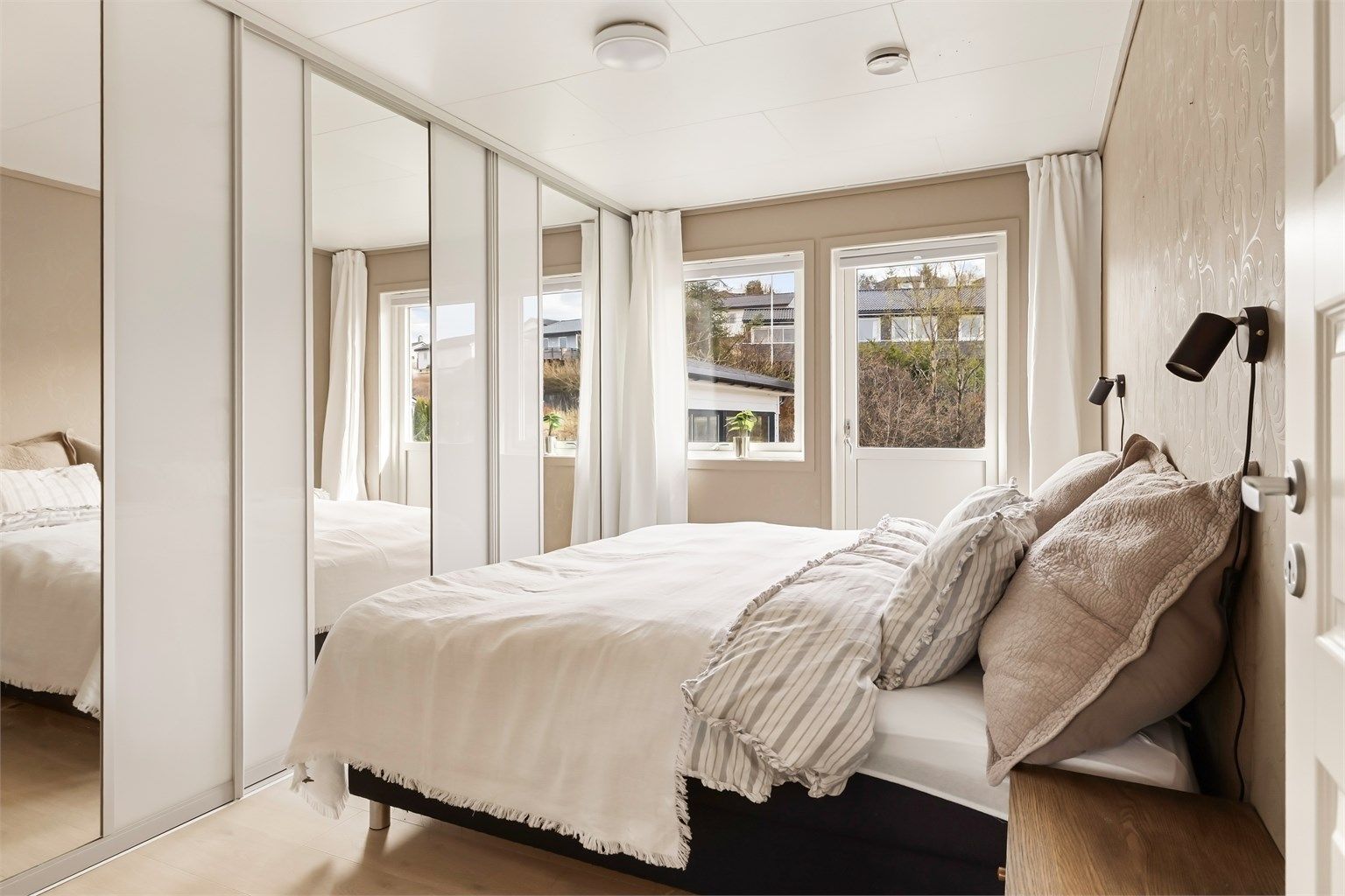 Hovedsoverom i 1. etasje har god plass til dobbeltseng og tilhørende møblement. Stor skyvedørsgarderobe, samt utgang til terrasse og hage. 