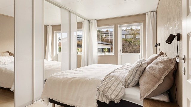 Hovedsoverom i 1. etasje har god plass til dobbeltseng og tilhørende møblement. Stor skyvedørsgarderobe, samt utgang til terrasse og hage.