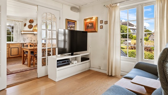 Boligen varmes opp med et effektivt sentralvarmeanlegg fra 2019, som fordeler vannbåren varme i store deler av huset.